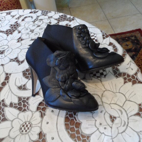 Valentino Garavani Black Calfskin Leather Rose Edition Ankle Boots Size 37B - Picture 5 of 16